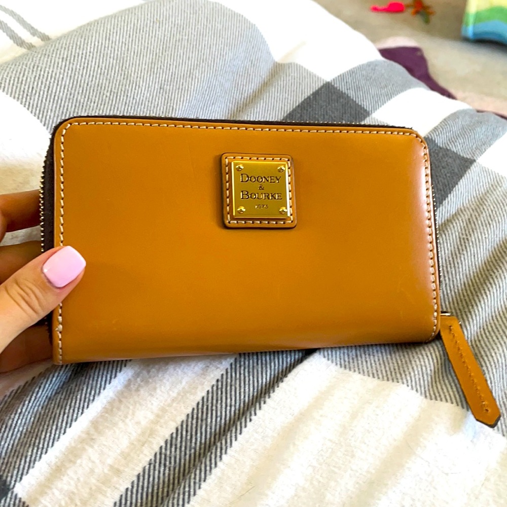 Leather authentic Dooney&Bourke wristlet wallet